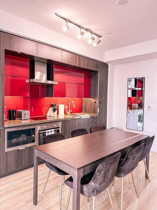 Elegant Suites - City Views, Lake View, Free Parking Toronto Ngoại thất bức ảnh